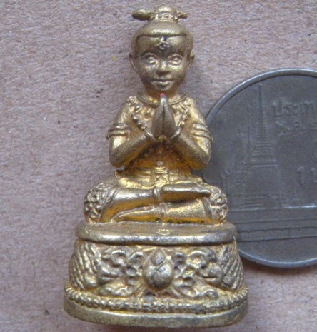 กุมารทอง เจริญทรัพย์ ปลุกเสกโดย หลวงปู่แย้ม วัดสามง่าม นครปฐม ปี2557 เลข3383 ก้นอุดผงฝังตะกรุด+กล่อง