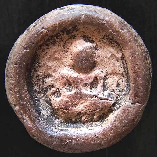 *พระเม็ดกระดุมศรีวิชัย กรุเขาศรีวิชัย ต.ศรีวิชัย อ.พุนพิน จ.สุราษฎร์ธานี พิมพ์ต้อ เนื้อดิน*