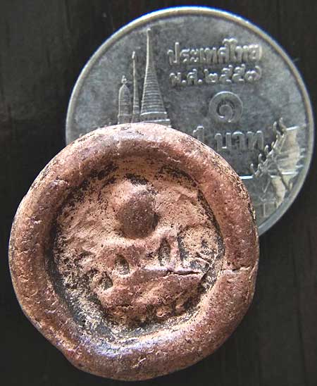 *พระเม็ดกระดุมศรีวิชัย กรุเขาศรีวิชัย ต.ศรีวิชัย อ.พุนพิน จ.สุราษฎร์ธานี พิมพ์ต้อ เนื้อดิน*