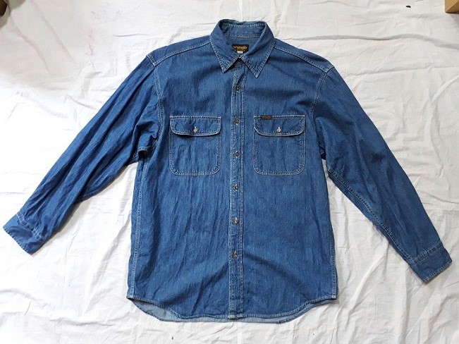 เสื้อเชิ้ตยีนส์wrangler อกกว้าง 22นิ้วใหล่ 20นิ้ว แขน31นิ้ว เสื้อยาว30นิ้ว