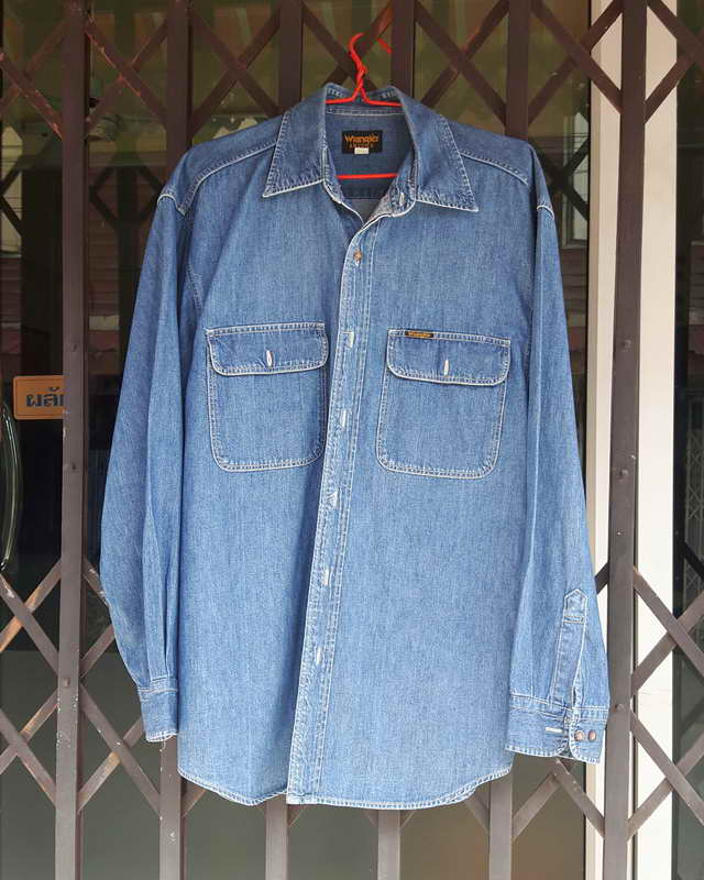 เสื้อเชิ้ตยีนส์wrangler อกกว้าง 22นิ้วใหล่ 20นิ้ว แขน31นิ้ว เสื้อยาว30นิ้ว