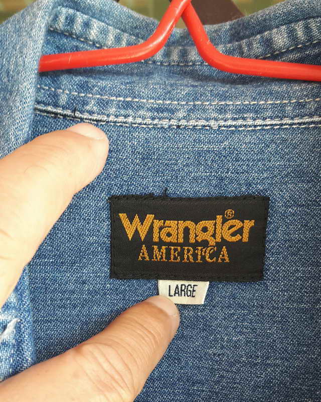 เสื้อเชิ้ตยีนส์wrangler อกกว้าง 22นิ้วใหล่ 20นิ้ว แขน31นิ้ว เสื้อยาว30นิ้ว