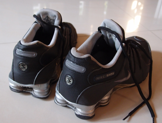 ตัดใจขาย!! รองเท้า NIKE ของแท้ รุ่น SHOX สีดำสวยเข้ม จะใส่วิ่ง ใส่เที่ยว ใส่เล่นกีฬา ได้หมดครับ