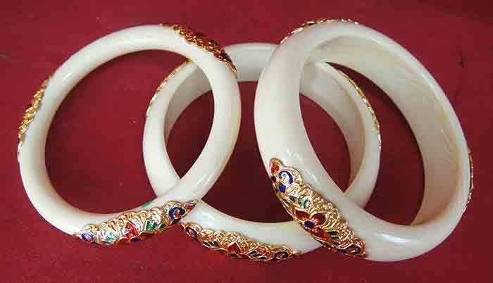 ***ทีเดียว 3 วงถูกสุด***กำไลเรซิ่นสีงาช้างประดับงานสุโขทัยลงยาแดงเขียวลายไทยชุบทอง ศิลปะโบราณ