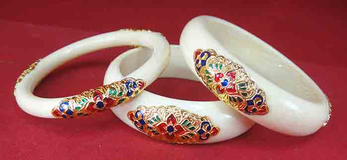 ***ทีเดียว 3 วงถูกสุด***กำไลเรซิ่นสีงาช้างประดับงานสุโขทัยลงยาแดงเขียวลายไทยชุบทอง ศิลปะโบราณ