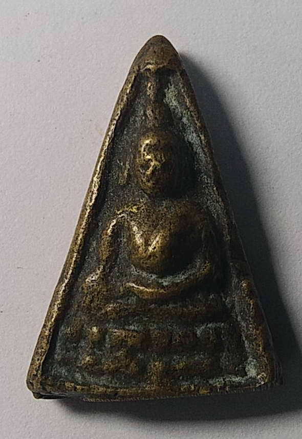 40 บาทแดงครับ เหรียญหล่อพระพุทธพิมพ์สามเหลี่ยมหลังยันต์ ไม่ทราบที่