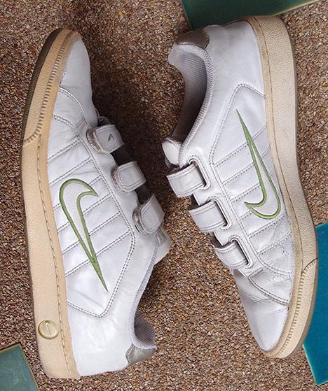 เคลียร์บ้าน ขายทิ้งถูกๆ !! รองเท้า NIKE  ของแท้ สีขาว เบอร์42.5 UK8 US9 แถบโลโก้สีเขียว