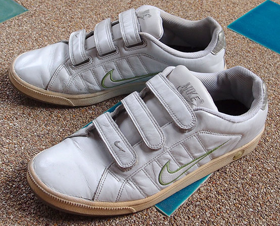 เคลียร์บ้าน ขายทิ้งถูกๆ !! รองเท้า NIKE  ของแท้ สีขาว เบอร์42.5 UK8 US9 แถบโลโก้สีเขียว