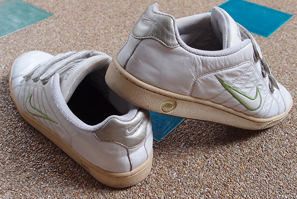 เคลียร์บ้าน ขายทิ้งถูกๆ !! รองเท้า NIKE  ของแท้ สีขาว เบอร์42.5 UK8 US9 แถบโลโก้สีเขียว