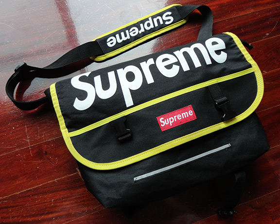 เคลียร์บ้าน ขายทิ้งถูกๆ !! กระเป๋าสะพาย Supreme สีดำ สวยๆ เลยครับ ซื้อมาแต่ไม่ได้ใช้