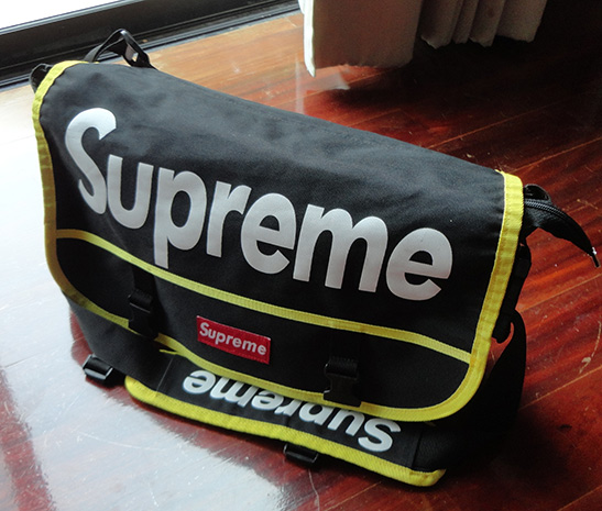 เคลียร์บ้าน ขายทิ้งถูกๆ !! กระเป๋าสะพาย Supreme สีดำ สวยๆ เลยครับ ซื้อมาแต่ไม่ได้ใช้