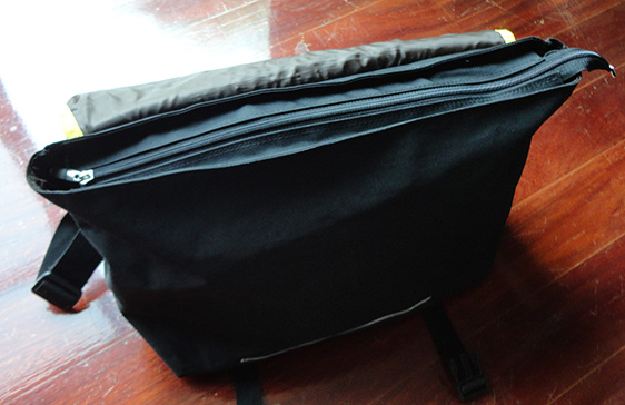 เคลียร์บ้าน ขายทิ้งถูกๆ !! กระเป๋าสะพาย Supreme สีดำ สวยๆ เลยครับ ซื้อมาแต่ไม่ได้ใช้