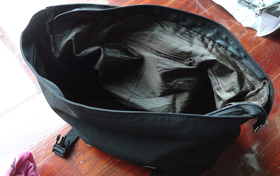 เคลียร์บ้าน ขายทิ้งถูกๆ !! กระเป๋าสะพาย Supreme สีดำ สวยๆ เลยครับ ซื้อมาแต่ไม่ได้ใช้