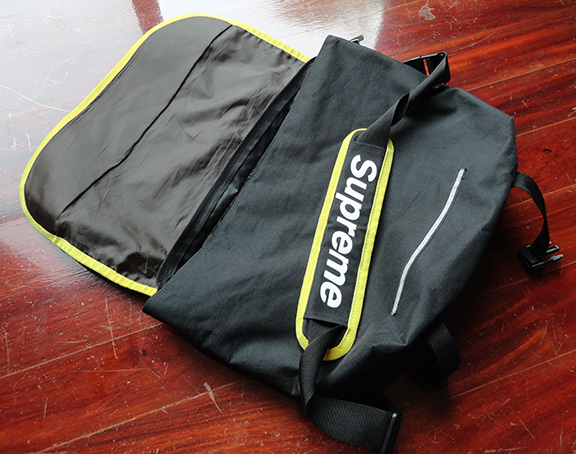 เคลียร์บ้าน ขายทิ้งถูกๆ !! กระเป๋าสะพาย Supreme สีดำ สวยๆ เลยครับ ซื้อมาแต่ไม่ได้ใช้