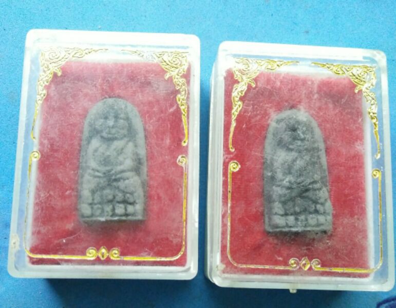 หลวงปู่ทวด วัดศัทธาธรรม หลังหงษ์ สวยๆ2องค์พร้อมกล่องครับ