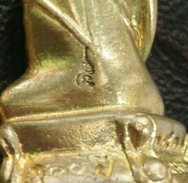 พระกริ่ง100ปีเนื้อทองทิพย์ ตอกโค๊ตหมายเลขกำกับ 2องค์ครับ