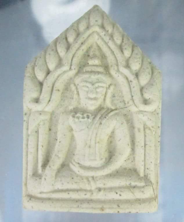 ขุนแผน รุ่นแรก .. เนื้อขาว... หลวงพ่อไสว วัดปรีดาราม.