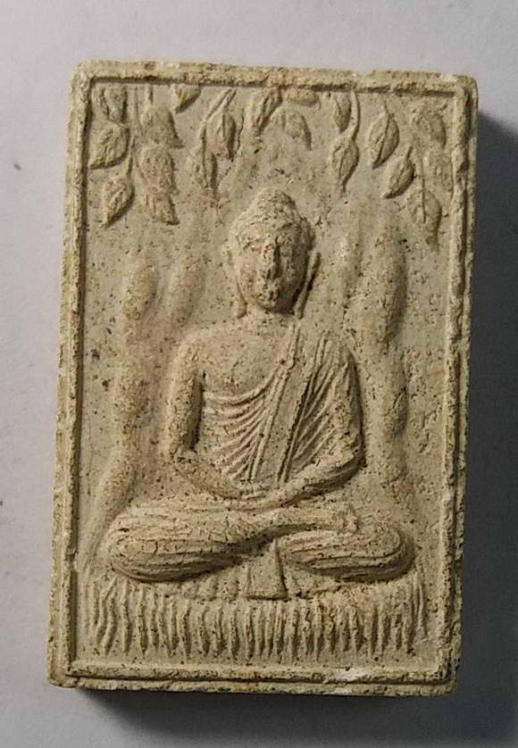 20 บาทแดงครับ พระผงพิมพ์พระพุทธ ประทับใต้ร่มโพธิ์หลังยันต์