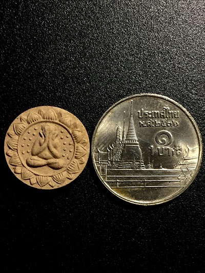 พระปิดตาเนื้อผงกลีบบัวพิมพ์เล็ก    รุ่นรวยไม่เลิก  วัดปรกสุธรรมาราม  อัมพวา