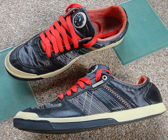 Super SALE !! รองเท้า DIESEL ของแท้ครับ ด้านข้างประดับป้ายเหล็กโลโก้ DIESEL และแถบด้ายสี