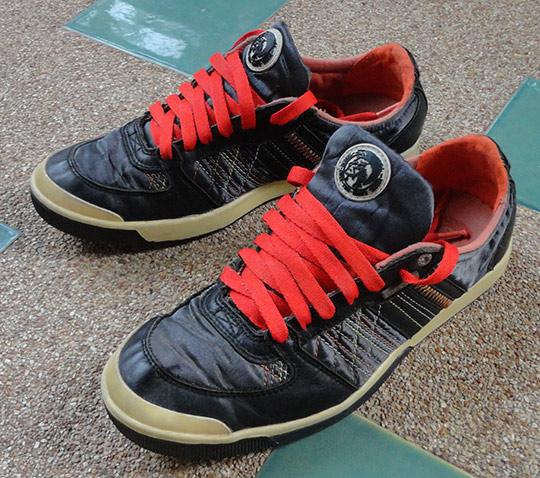 Super SALE !! รองเท้า DIESEL ของแท้ครับ ด้านข้างประดับป้ายเหล็กโลโก้ DIESEL และแถบด้ายสี