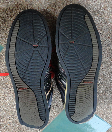 Super SALE !! รองเท้า DIESEL ของแท้ครับ ด้านข้างประดับป้ายเหล็กโลโก้ DIESEL และแถบด้ายสี