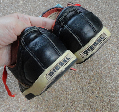 Super SALE !! รองเท้า DIESEL ของแท้ครับ ด้านข้างประดับป้ายเหล็กโลโก้ DIESEL และแถบด้ายสี