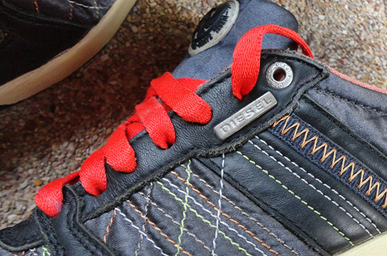 Super SALE !! รองเท้า DIESEL ของแท้ครับ ด้านข้างประดับป้ายเหล็กโลโก้ DIESEL และแถบด้ายสี