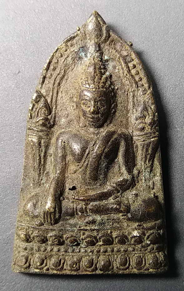 40 บาทแดงพระพุทธชินราชใบเสมาเนื้อสัมฤทธิ์ เป็นพระเกจิสร้างล้อพิมพ์พระกรุไม่ทราบที่ครับสวยครับองค์นี้