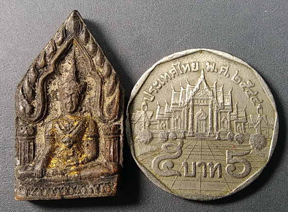 20 บาทแดงเป็นพระพุทธเนื้อดินเผาพิมพ์ทรงเครื่อง ปิดทองมาด้วยนะครับ ไม่ทราบที่เก่าครับองค์นี้