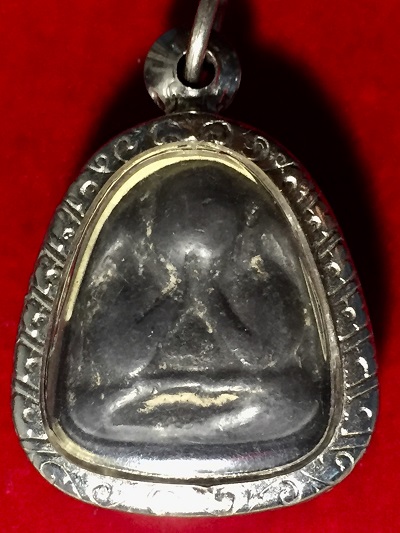 พระปิดตาเนื้อชินตะกั่ว  หลวงพ่อแก้ว วัดเครือวัลย์  พิมพ์หลังแบบ