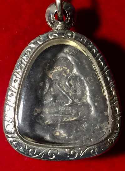 พระปิดตาเนื้อชินตะกั่ว  หลวงพ่อแก้ว วัดเครือวัลย์  พิมพ์หลังแบบ