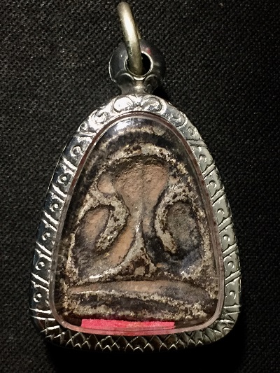 พระปิดตาเนื้อผงคลุกรักปิดทองร่องชาด   หลวงพ่อแก้ว  วัดเครือวัลย์   พิมพ์กลาง  