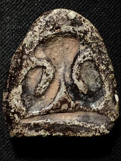 พระปิดตาเนื้อผงคลุกรักปิดทองร่องชาด   หลวงพ่อแก้ว  วัดเครือวัลย์   พิมพ์กลาง  