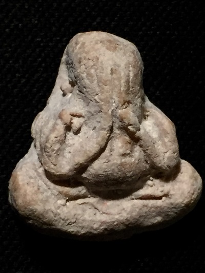 พระปิดตาเนื้อผงพิมพ์เล็ก  หลวงพ่ออาคม  วัดยายร่ม  บูชาพร้อมรูปถ่ายหลวงพ่อ