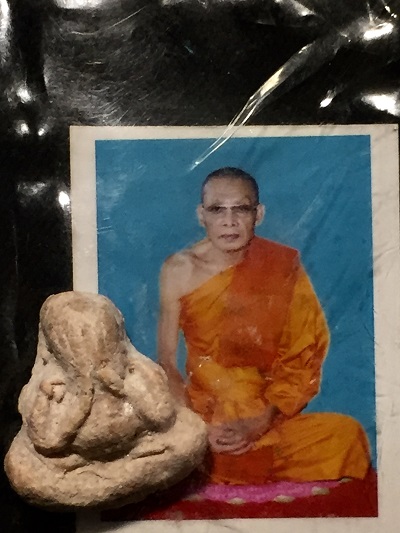 พระปิดตาเนื้อผงพิมพ์เล็ก  หลวงพ่ออาคม  วัดยายร่ม  บูชาพร้อมรูปถ่ายหลวงพ่อ