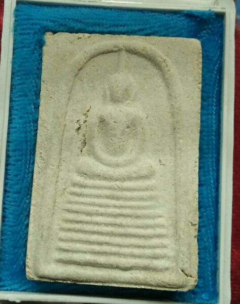 พระสมเด็จวัดเกษไชโยรุ่นประวัติศาตร์ปี31สวยๆพร้อมกล่องครับ