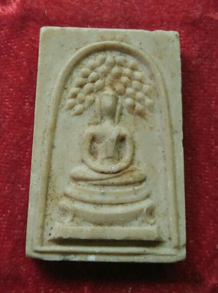 พระสมเด็จปรกโพธิ์หลังเรียบเนื้อผงน้ำมันออกวัดราชนัดดาปี15สวยๆครับ