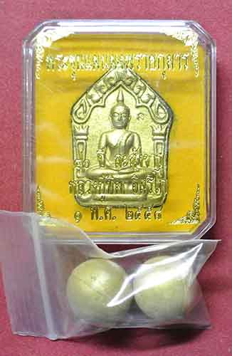 พระขุนแผนผงพลายกุมารย้อนยุค 40 ปี "หลวงปู่ทิม อิสริโก" พิมพ์ใหญ่ เนื้อผงพุทธคุณ  พร้อมลูกอม 2 ลูก