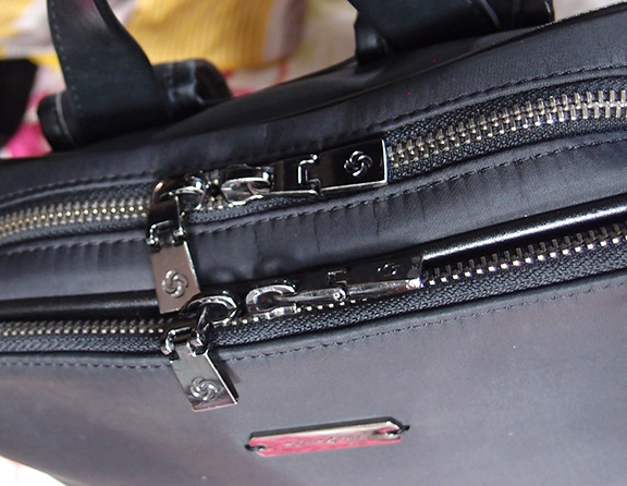 ตัดใจขาย!! เป้ Samsonite ของแท้ สะพายหลัง หนังสีดำและไมโครไฟเบอร์ ป้ายโลโก้โลหะหรูหรา