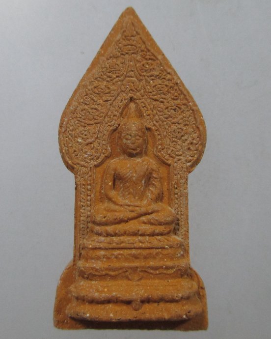 ๒๐ พระนิรันตราย เนื้อผง ติดจีวร