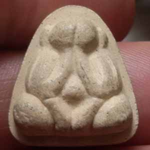 พระปิดตาหลังแบบ ไม่ทราบที่ครับ