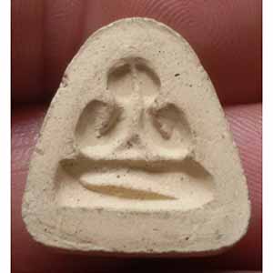 พระปิดตาหลังแบบ ไม่ทราบที่ครับ