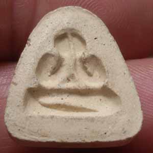 พระปิดตาหลังแบบ ไม่ทราบที่ครับ