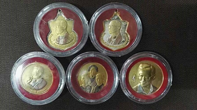 เก็บไว้เป็นตำนานชุดเหรียญเฉลิมพระชนมพรรษา 6 รอบ ปี2542 5เหรียญพร้อมกล่องอย่างดีครับ