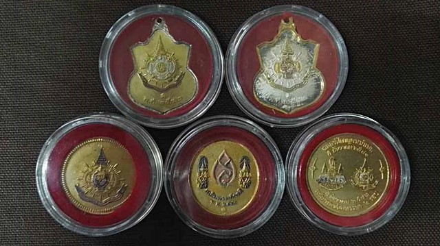 เก็บไว้เป็นตำนานชุดเหรียญเฉลิมพระชนมพรรษา 6 รอบ ปี2542 5เหรียญพร้อมกล่องอย่างดีครับ