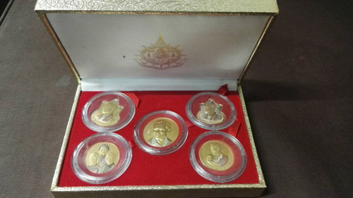 เก็บไว้เป็นตำนานชุดเหรียญเฉลิมพระชนมพรรษา 6 รอบ ปี2542 5เหรียญพร้อมกล่องอย่างดีครับ