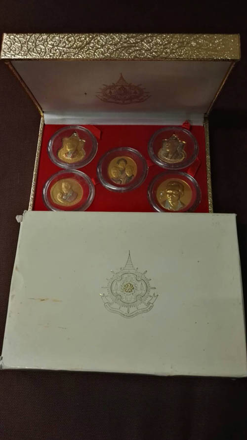 เก็บไว้เป็นตำนานชุดเหรียญเฉลิมพระชนมพรรษา 6 รอบ ปี2542 5เหรียญพร้อมกล่องอย่างดีครับ