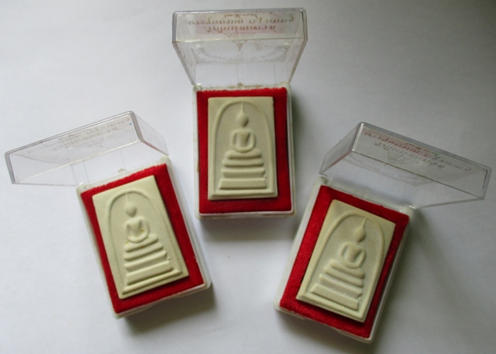 สมเด็จบางขุนพรหมปี 39 พิมพ์หนา แจกกรรมการ จำนวน 3 องค์ (กล่องเดิม) (เคาะเดียว)