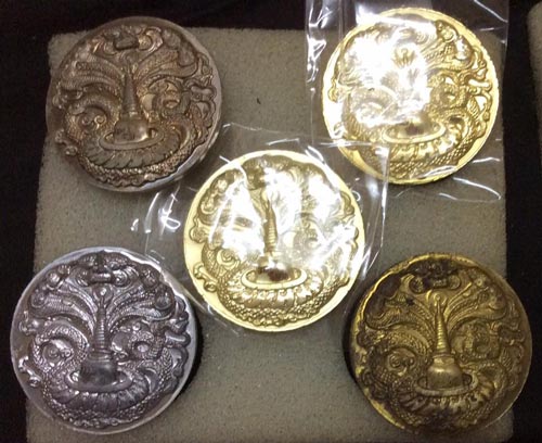 ชุดกล่องเหรียญกรรมการ รุ่นเสวยสุข 5 องค์ 5 เนื้อยกชุด ขนาด 3.5 CM. มีโค๊ต ก เมื่อก่อนราคาเกือบหมื่น
